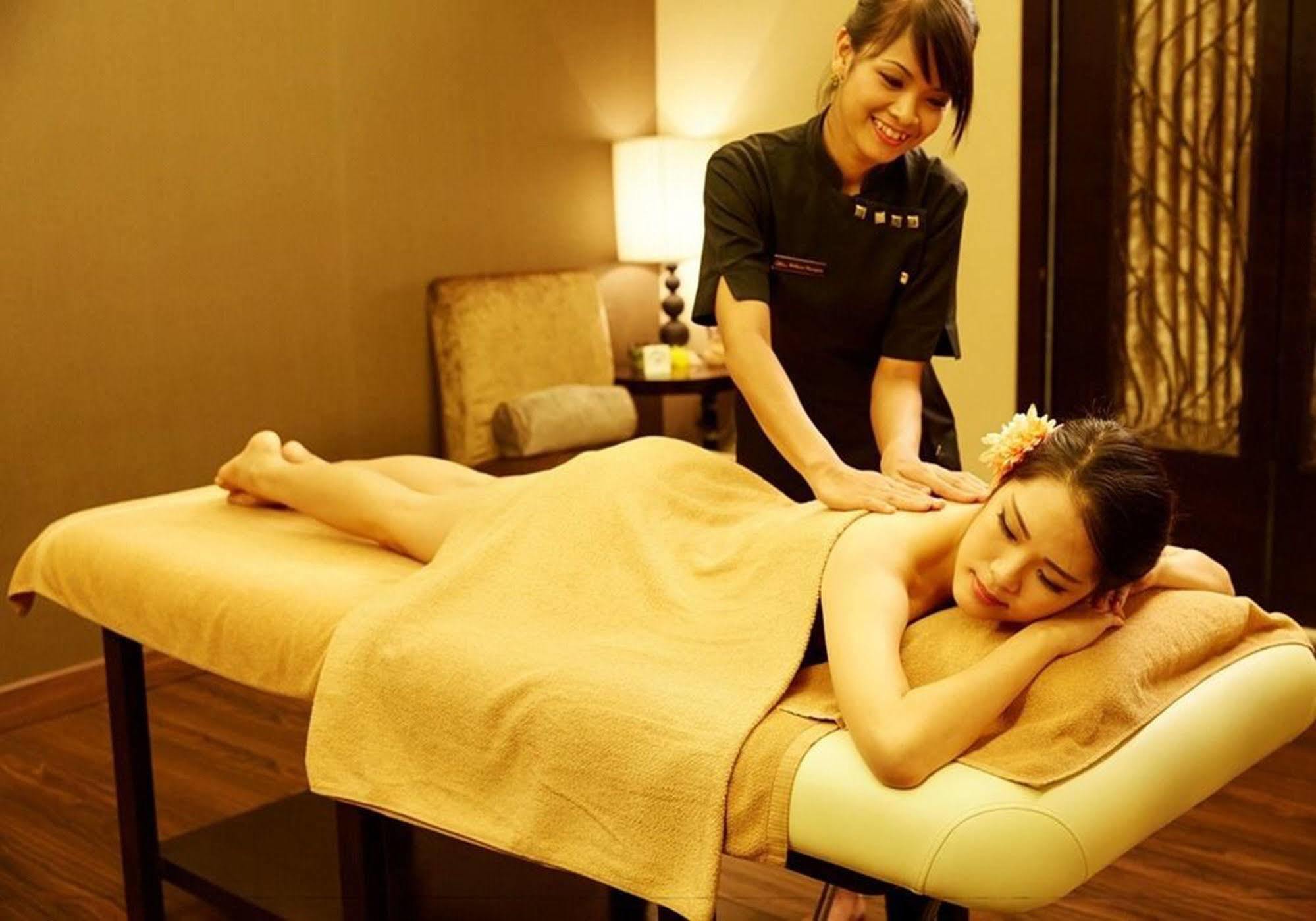 Hatten Hotel Melaka Exterior foto A woman receiving a massage